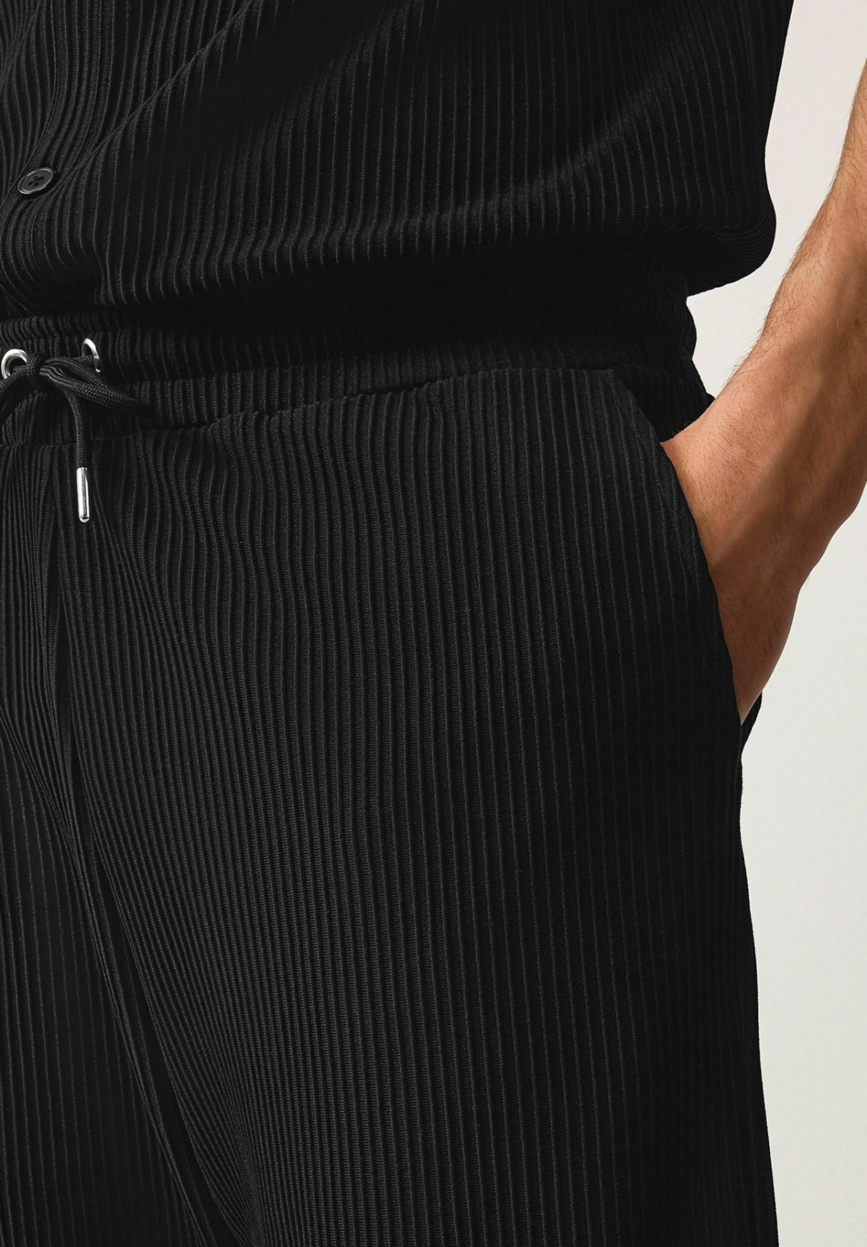 NEXT SHORTS - BLACK